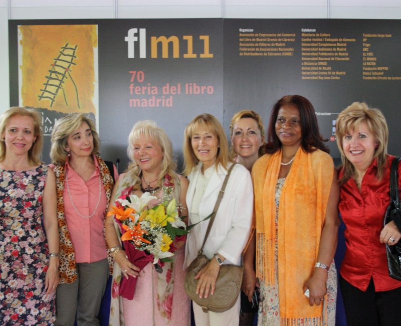 Esperanza con alumnas asistentes tras Presentación de sus libros (2)